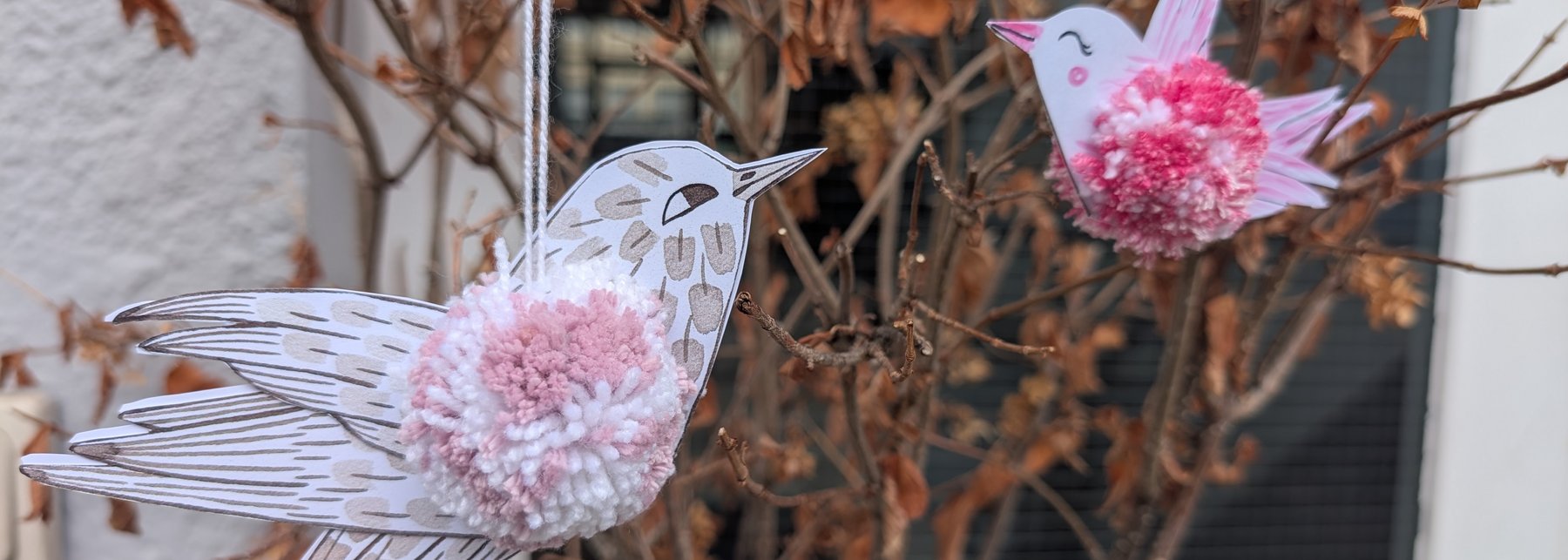 gebastelte Vogelaufhänger als Deko