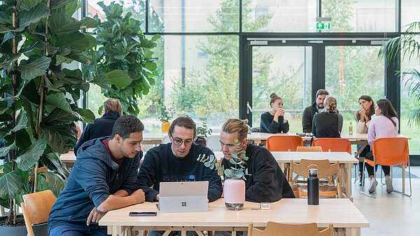 Arbeitsgruppen an mehreren Tischen