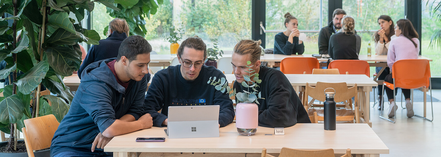 Arbeitsgruppen an mehreren Tischen