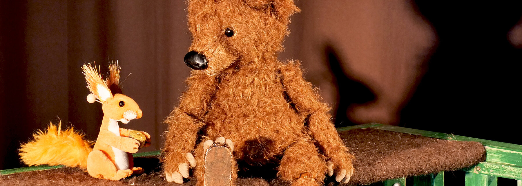 Ein Bär und ein Eichhörnchen