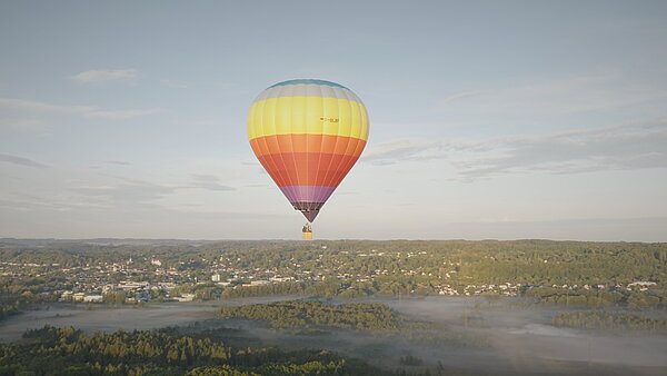 Heißluftballon über dem Würmtal aus der Luft aufgenommen
