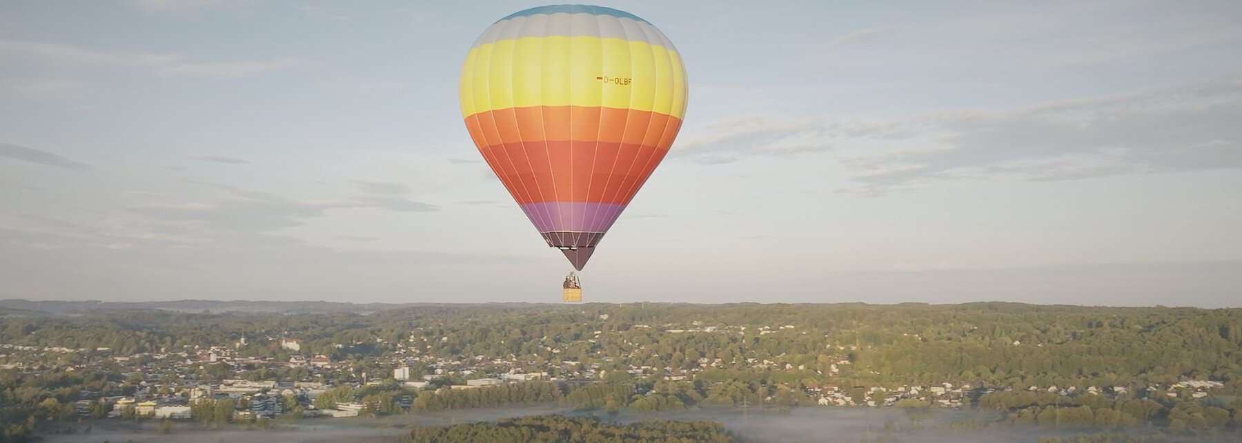 Heißluftballon über dem Würmtal aus der Luft aufgenommen