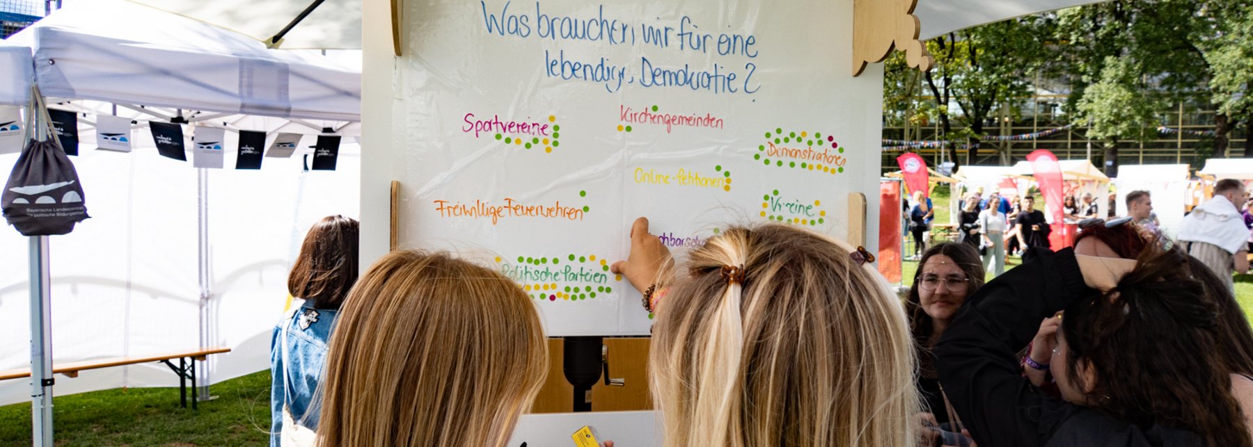 Gesprächsturm_Copyright BLZ Menschen vor dem Gesprächsturm