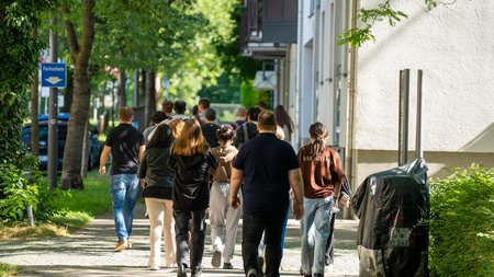 Eine Gruppe Menschen geht spazieren.