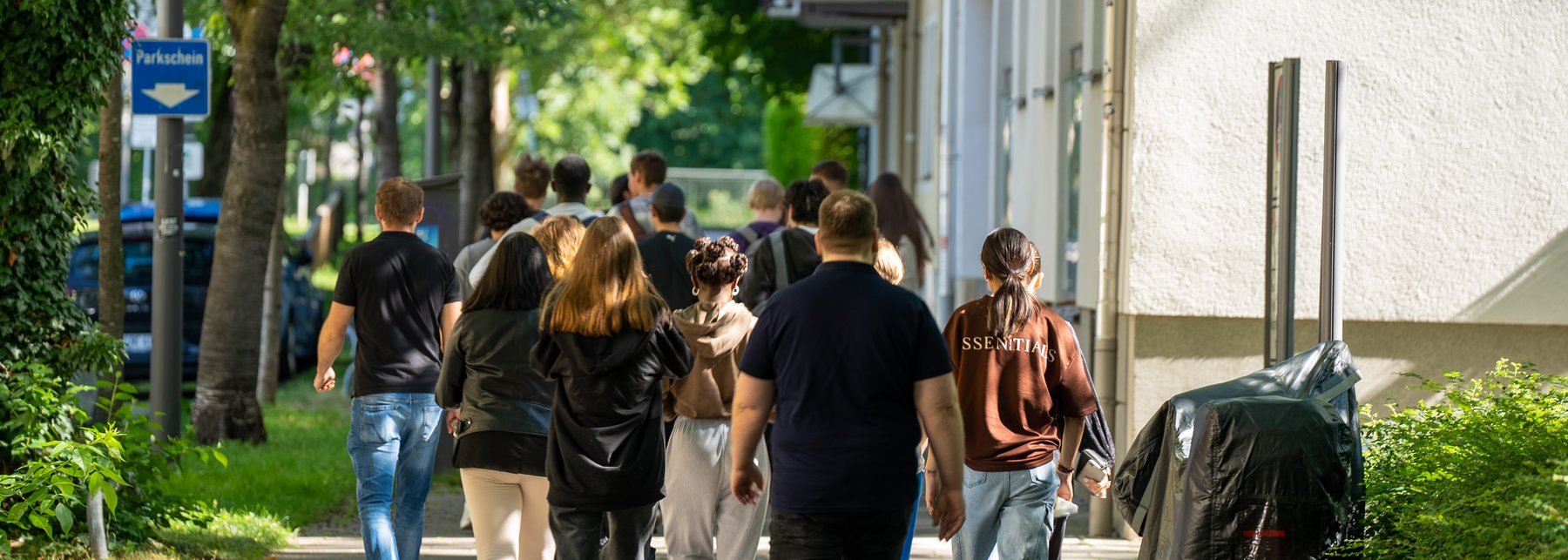 Eine Gruppe Menschen geht spazieren.